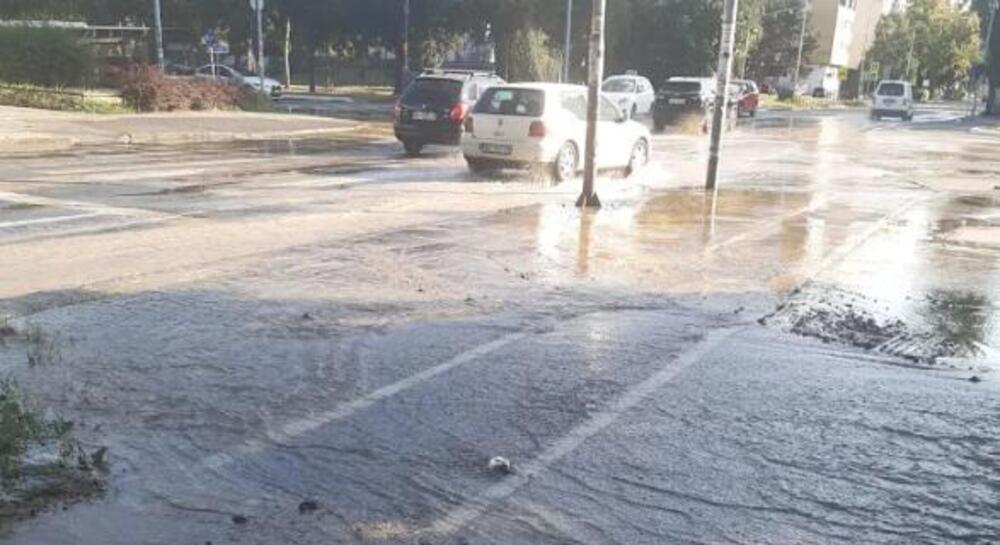 HAVARIJA U OVOM DELU BEOGRADA: Pukla cev, voda šiklja na sve strane - ulice se pretvorile u reku (VIDEO)