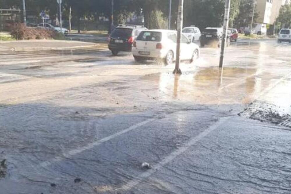 HAVARIJA U OVOM DELU BEOGRADA: Pukla cev, voda šiklja na sve strane - ulice se pretvorile u reku (VIDEO)