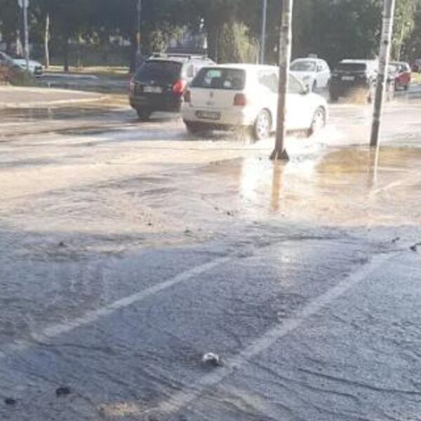 HAVARIJA U OVOM DELU BEOGRADA: Pukla cev, voda šiklja na sve strane - ulice se pretvorile u reku (VIDEO)