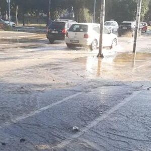 HAVARIJA U OVOM DELU BEOGRADA: Pukla cev, voda šiklja na sve strane - ulice se pretvorile u reku (VIDEO)