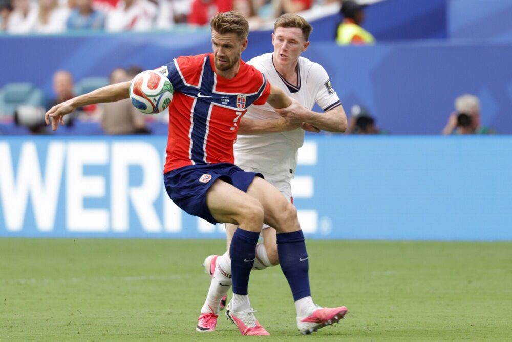 Kristofer Ajer u duelu sa Eliotom Andersonom na utakmici Norveške i Engleske u četvrtfinalu Svetskog prvenstva 2026. godine