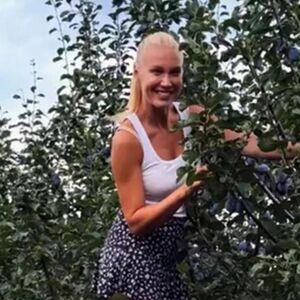NAŠA POZNATA VODITELJKA SE POPELA NA MERDEVINE I BERE ŠLJIVE: Studio ZAMENILA VOĆNJAKOM: "Ne stidim se porekla"