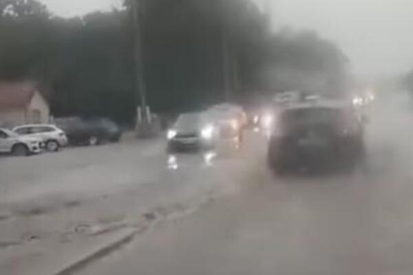 Poplavljene ulice u ovim delovima Beograda: Reka teče - vozači, ne sedajte za volan, sve je paralisano (VIDEO)