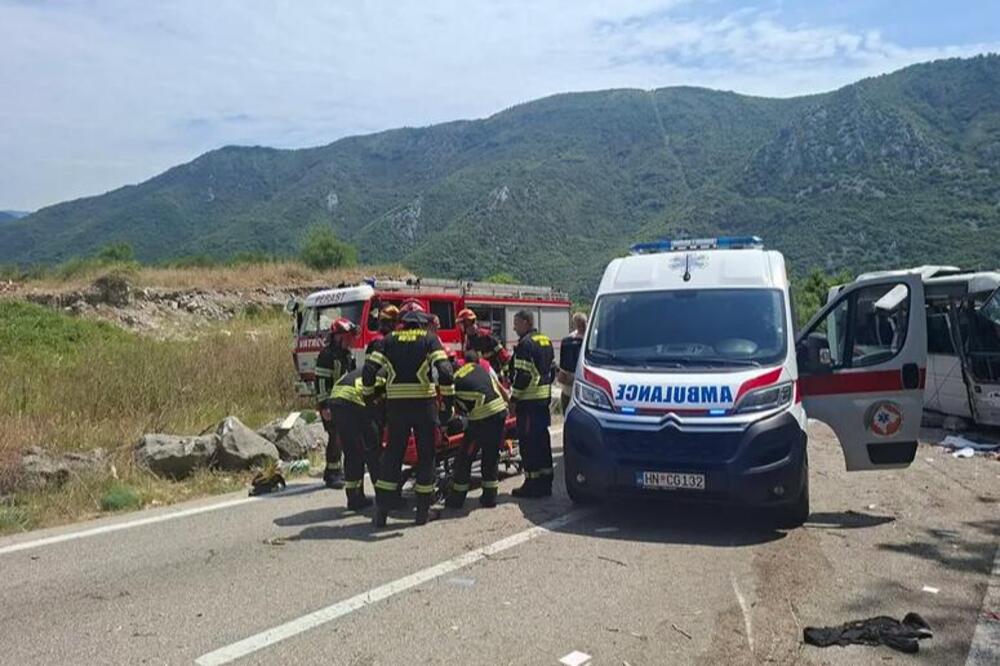 POZNATO STANJE POVREĐENIH U TEŠKOJ NESREĆI KOD KOTORA! 17 ljudi iz Srbije bilo u kombiju, devojka (21) NASTRADALA!