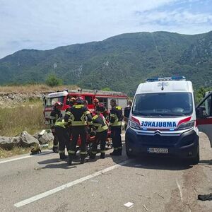POZNATO STANJE POVREĐENIH U TEŠKOJ NESREĆI KOD KOTORA! 17 ljudi iz Srbije bilo u kombiju, devojka (21) NASTRADALA!