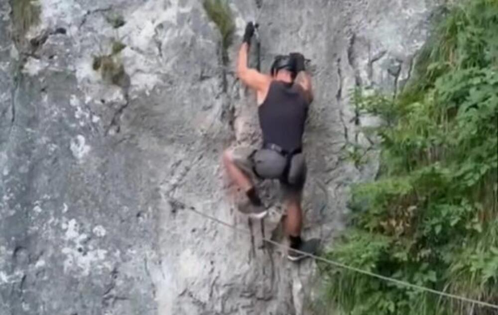 "OVDE SE VIDI UBOD OČNJAKA" Hrvata ujela ZMIJA OTROVNICA tokom planinarenja - "CEO PRST MI JE..." (VIDEO)