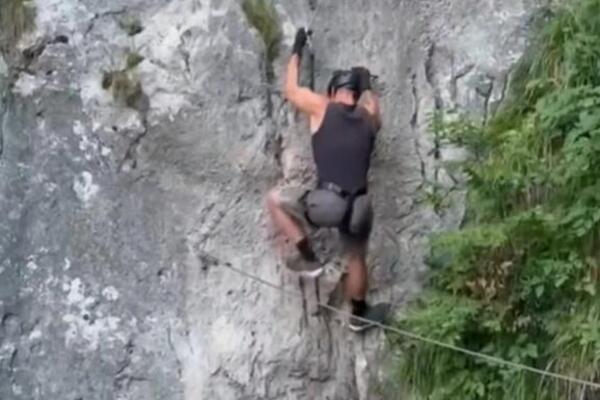 "OVDE SE VIDI UBOD OČNJAKA" Hrvata ujela ZMIJA OTROVNICA tokom planinarenja - "CEO PRST MI JE..." (VIDEO)