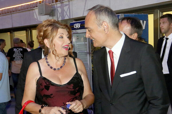 "KAD VIDIM LEPU ŽENU POMISLIM LEPO BI BILO DA JE MOJA" Posle 40 godina braka progovorio "Kasno je sad za razvod"