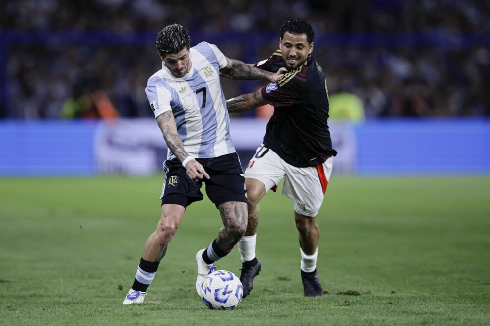 Serhio Penja (desno) u dresu Perua na Kopa Amerika u duelu sa Rodrigom de Polom iz Argentine