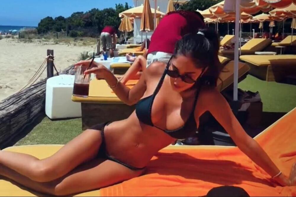 (FOTO) GLEDAJ MAJKU, BIRAJ ĆERKU Đina Džinović NIKAD PROVOKATIVNIJA, A TEK MELINA pored nje... Grudi u prvom PLANU!