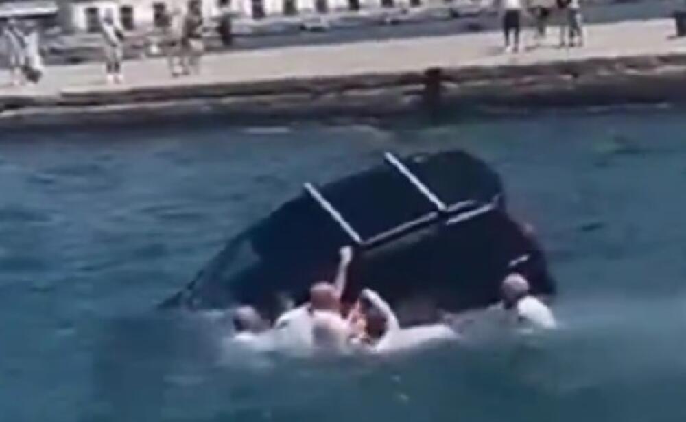 Umalo se udavili: Automobil sleteo u more, pitomci brzo reagovali! (VIDEO)