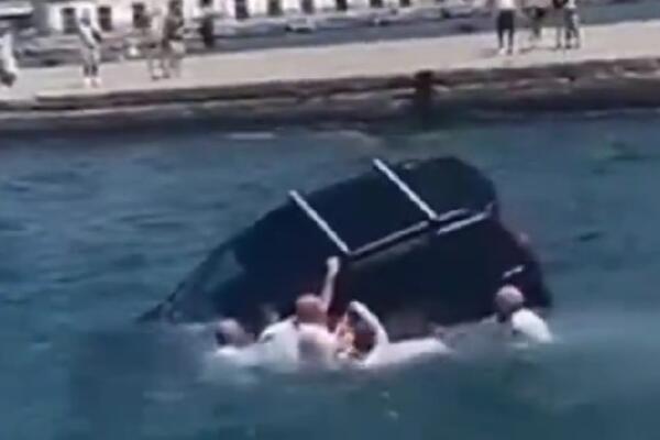 Umalo se udavili: Automobil sleteo u more, pitomci brzo reagovali! (VIDEO)