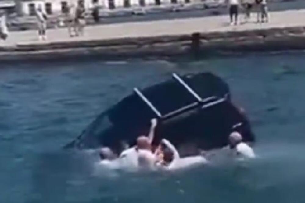 Umalo se udavili: Automobil sleteo u more, pitomci brzo reagovali! (VIDEO)