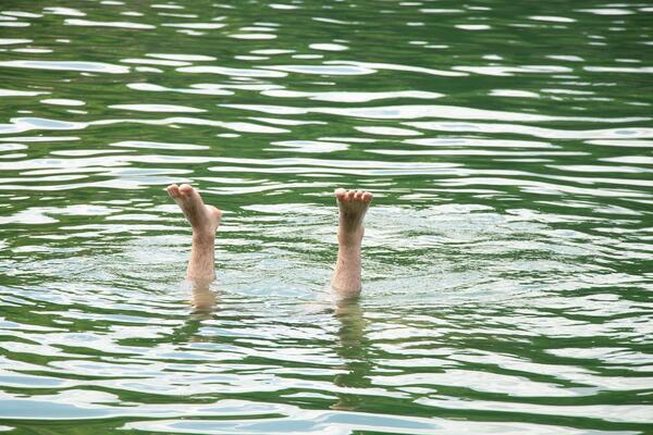 "OKRENULA SAM SE I POČELA DA BEŽIM..." Žena polugola skočila u jezero da spasi muškarca, a onda doživela ŠOK ŽIVOTA