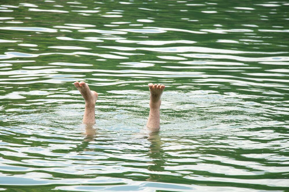 "OKRENULA SAM SE I POČELA DA BEŽIM..." Žena polugola skočila u jezero da spasi muškarca, a onda doživela ŠOK ŽIVOTA