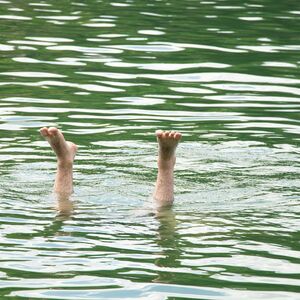 "OKRENULA SAM SE I POČELA DA BEŽIM..." Žena polugola skočila u jezero da spasi muškarca, a onda doživela ŠOK ŽIVOTA