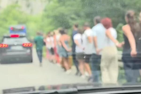 Srbi zaigrali kolo na granici sa Crnom Gorom: Rešili da prekrate vreme, a popljuvali ih samo tako (VIDEO)