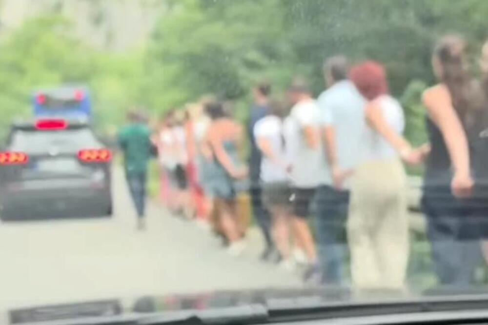 Srbi zaigrali kolo na granici sa Crnom Gorom: Rešili da prekrate vreme, a popljuvali ih samo tako (VIDEO)