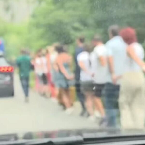Srbi zaigrali kolo na granici sa Crnom Gorom: Rešili da prekrate vreme, a popljuvali ih samo tako (VIDEO)