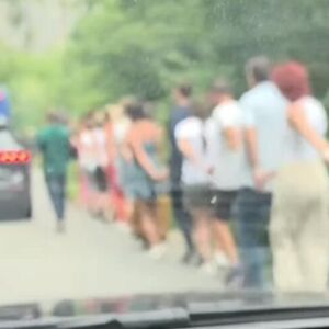 Srbi zaigrali kolo na granici sa Crnom Gorom: Rešili da prekrate vreme, a popljuvali ih samo tako (VIDEO)