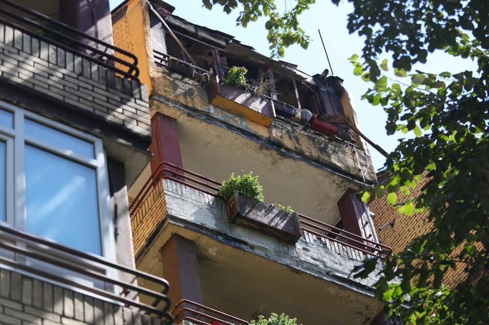 PRVE SLIKE POŽARA NA CERAKU! Stan u potpunosti izgoreo, veliki broj vatrogasaca na terenu (FOTO)