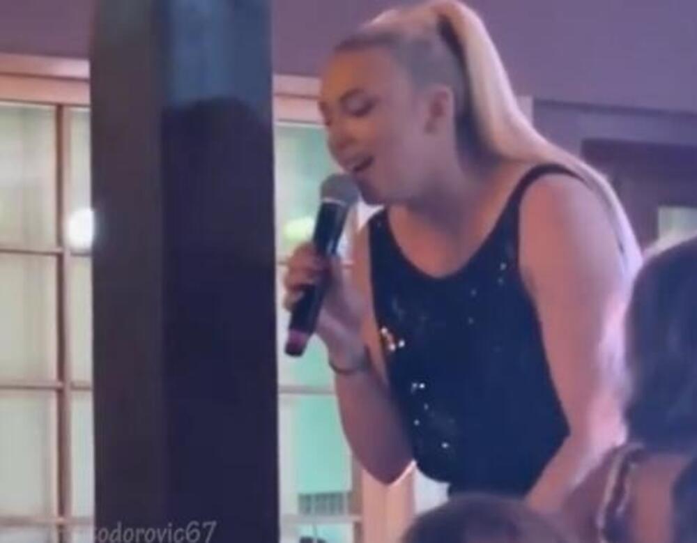 DOK OŽENJENOG KRIJE KAO ZMIJA NOGE, NJEMU JAVNO PEVA! Novi Miličin snimak kruži mrežama! Uzela mikrofon pa...