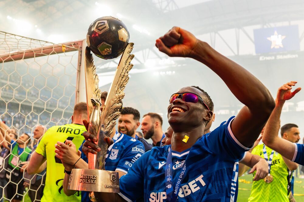 Timoti Ouma sa trofejem šampiona Poljske u dresu Leha iz Poznanja