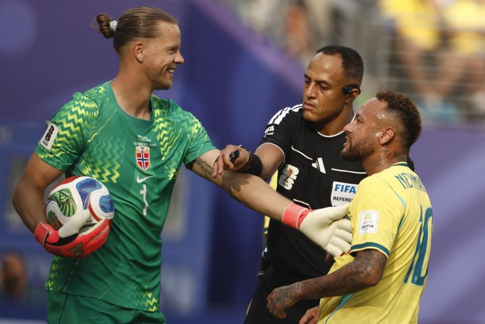 Ni drugo polufinale Svetskog prvenstva ne sudi Evropljanin! (Foto)