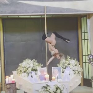STRIPTIZETA ZAPLESALA OKO ŠIPKE NA SAHRANI: Ljudi u šoku gledali šta radi iznad KOVČEGA, a porodica je... (VIDEO)