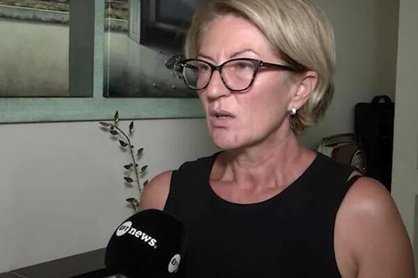 "LJUBIŠA JE DVA MINUTA VISIO KROZ PROZOR": Oglasila se supruga muškarca koji je povređen na letu "Rajanera"