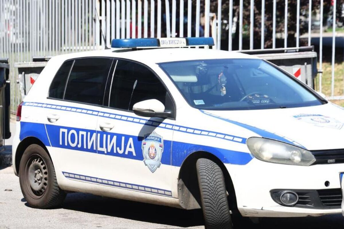Deca pronašla pištolj u travi kod škole