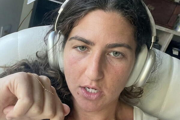 Izvadila domaću večeru usred leta, pa nastao haos: Evo šta je putnica pojela u avionu! (VIDEO)