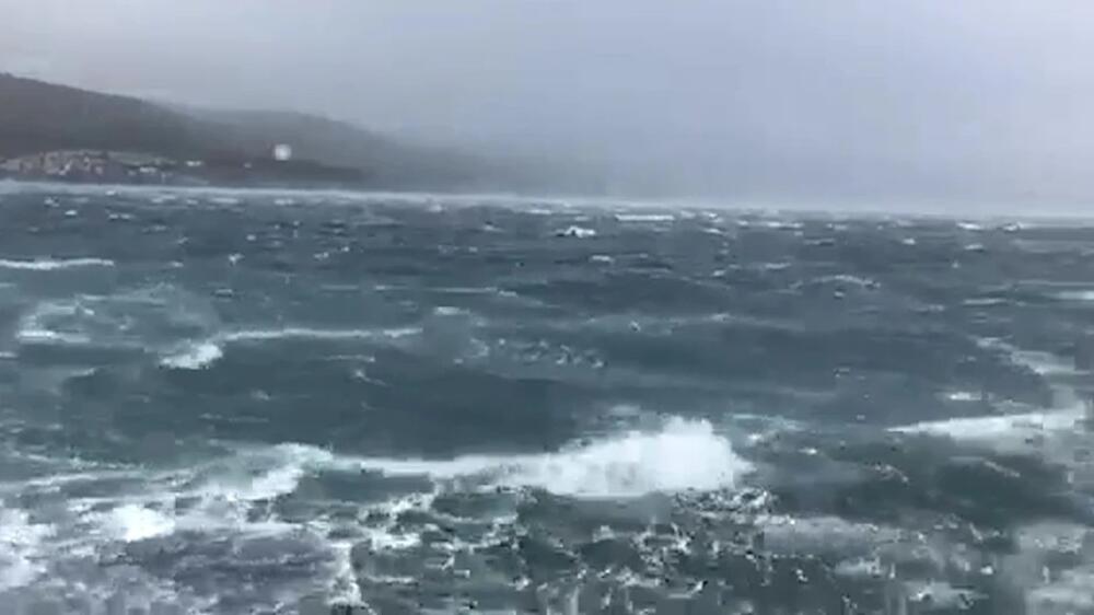 METEOCUNAMI POGODIO HVAR! More se podiglo za više od 30 cm i IZLILO NA ULICE, a onda se desio najgori SCENARIO