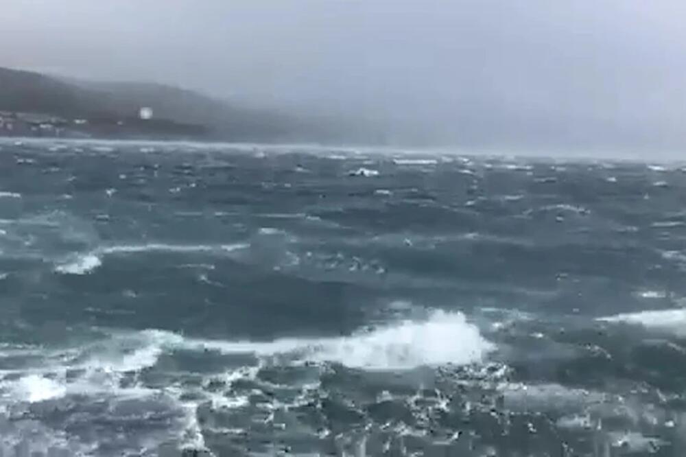METEOCUNAMI POGODIO HVAR! More se podiglo za više od 30 cm i IZLILO NA ULICE, a onda se desio najgori SCENARIO