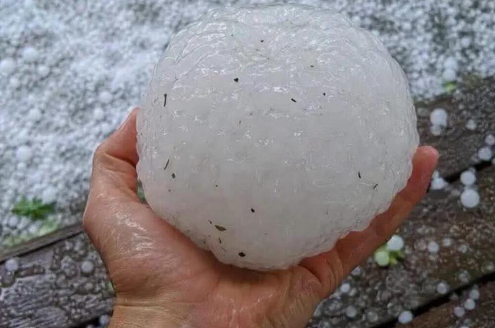 KUGLE OD LEDA PADALE SA NEBA! Ludačko nevreme pogodilo EVROPSKU ZEMLJU, udario GRAD VELIČINE 7 CENTIMETARA (VIDEO)