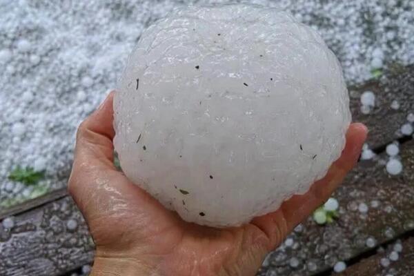 KUGLE OD LEDA PADALE SA NEBA! Ludačko nevreme pogodilo EVROPSKU ZEMLJU, udario GRAD VELIČINE 7 CENTIMETARA (VIDEO)