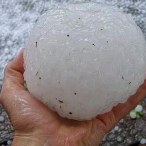 KUGLE OD LEDA PADALE SA NEBA! Ludačko nevreme pogodilo EVROPSKU ZEMLJU, udario GRAD VELIČINE 7 CENTIMETARA (VIDEO)