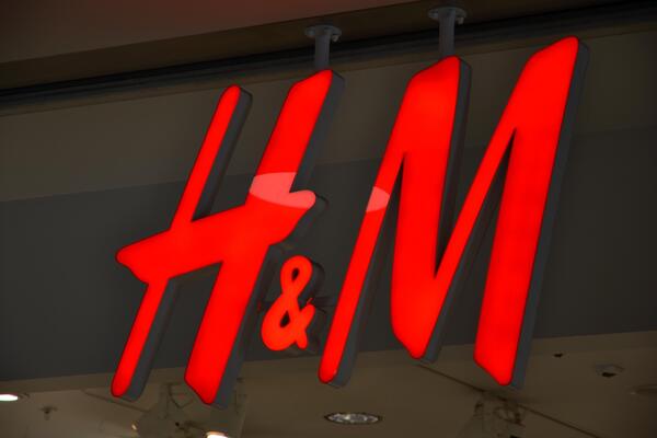 H&M ZATVARA VIŠE OD 130 RADNJI! Omiljeni modni brend mnogih stavlja zauvek katanac na svoja vrata