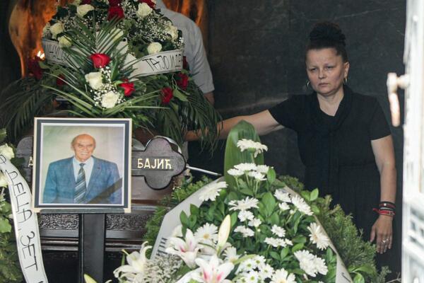 POGLEDAJTE GDE STOJI MALA CANA NA SAHRANI MUŽA! Sa ćerkama na RATNOJ NOZI, pa nije mogla DRUGAČIJE!