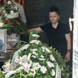POGLEDAJTE GDE STOJI MALA CANA NA SAHRANI MUŽA! Sa ćerkama na RATNOJ NOZI, pa NAMERNO URADILA OVO!