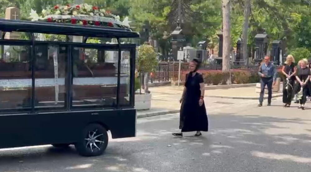 "SKLONI SE KAD TI KAŽEM!" MALA CANA NAPALA MAJKU NA SAHRANI! Odzvanjalo Novo groblje, obezbeđenje u pripravnosti