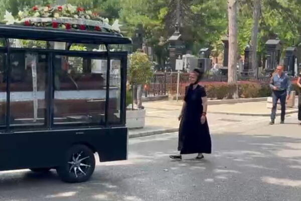 "SKLONI SE KAD TI KAŽEM!" MALA CANA NAPALA MAJKU NA SAHRANI! Odzvanjalo Novo groblje, obezbeđenje u pripravnosti