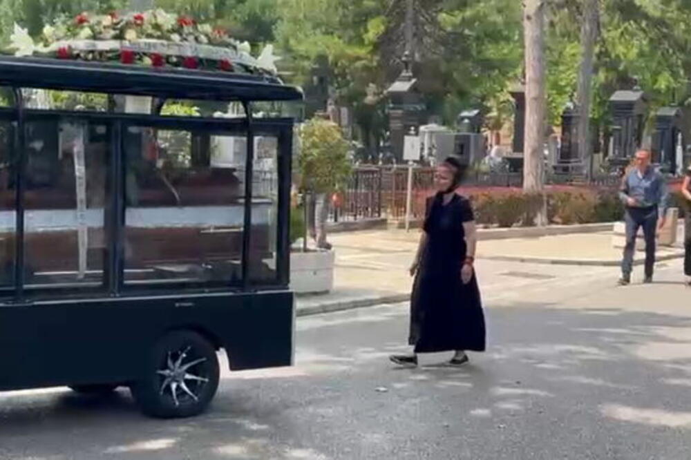 "SKLONI SE KAD TI KAŽEM!" MALA CANA NAPALA MAJKU NA SAHRANI! Odzvanjalo Novo groblje, obezbeđenje u pripravnosti