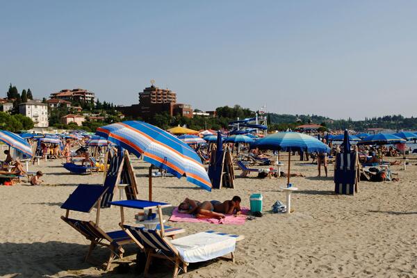 Izdato upozorenje za kupače, ČUVENA PLAŽA NA JADRANU HITNO ZATVORENA! Plivanje je STROGO ZABRANJENO, ne igrajte se!