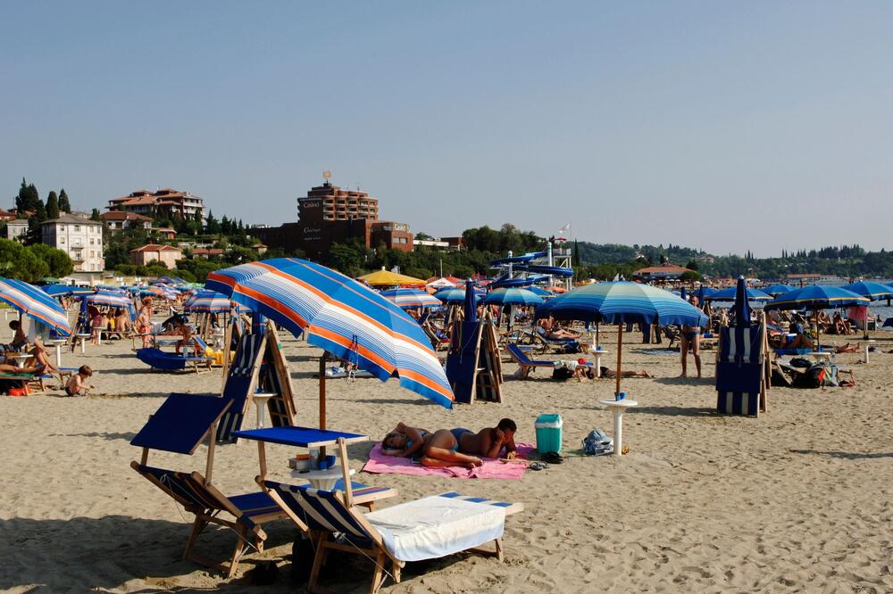 Izdato upozorenje za kupače, ČUVENA PLAŽA NA JADRANU HITNO ZATVORENA! Plivanje je STROGO ZABRANJENO, ne igrajte se!