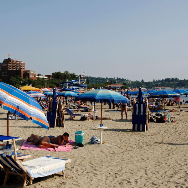 "OBORILI SU ME NA ZEMLJU, PA..." Muškarca surovo pretukli na plaži u Tučepima pred decom, razlog ŠOKIRA!