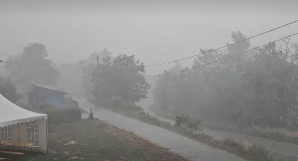Munje parale nebo, odjekivali snažni gromovi: Pogledajte snimak jakog nevremena u Prijepolju (VIDEO)