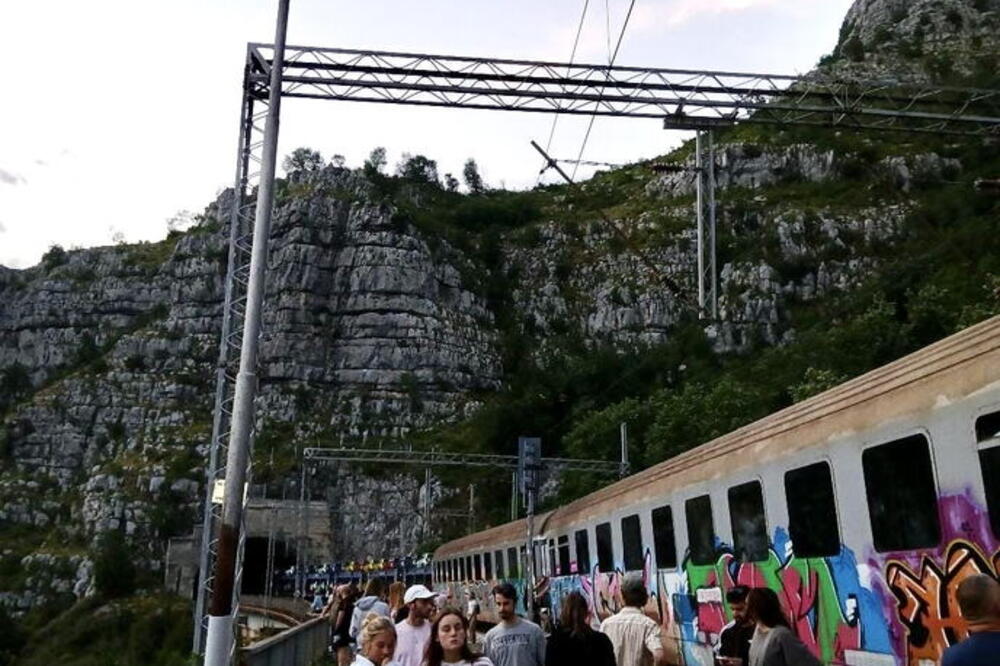 JEZIVA NESREĆA NA JUGU SRBIJIE! U naletu voza POGINULA jedna osoba