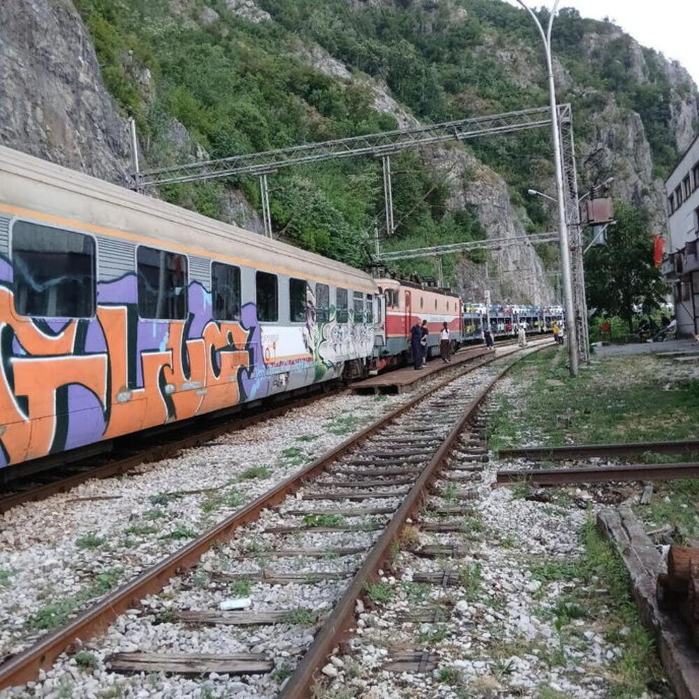 Haos na pruzi Beograd-Bar: Grom zaustavio voz, putnici čekaju ekipe iz Podgorice (FOTO)