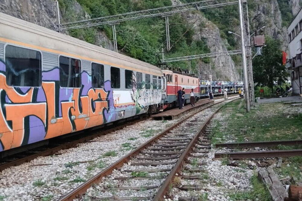 Haos na pruzi Beograd-Bar: Grom zaustavio voz, putnici čekaju ekipe iz Podgorice (FOTO)